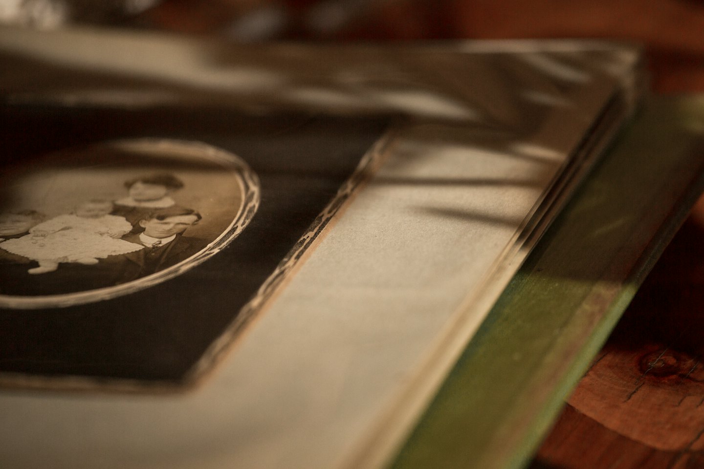 Rodzinny portret w stylu vintage, wyeksponowany w otwartym albumie fotograficznym.
